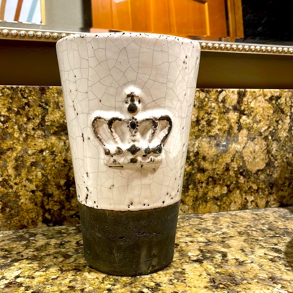 Ceramic Vase/planter with Crown 👑